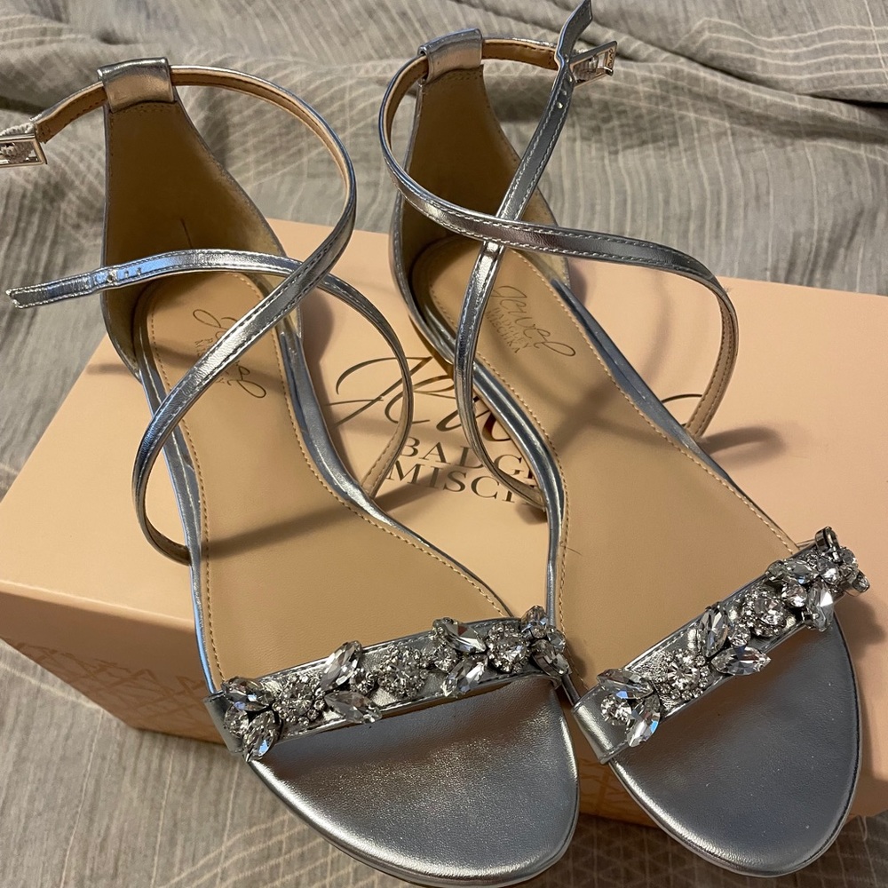 Tessy style silver sandal in size 8M.